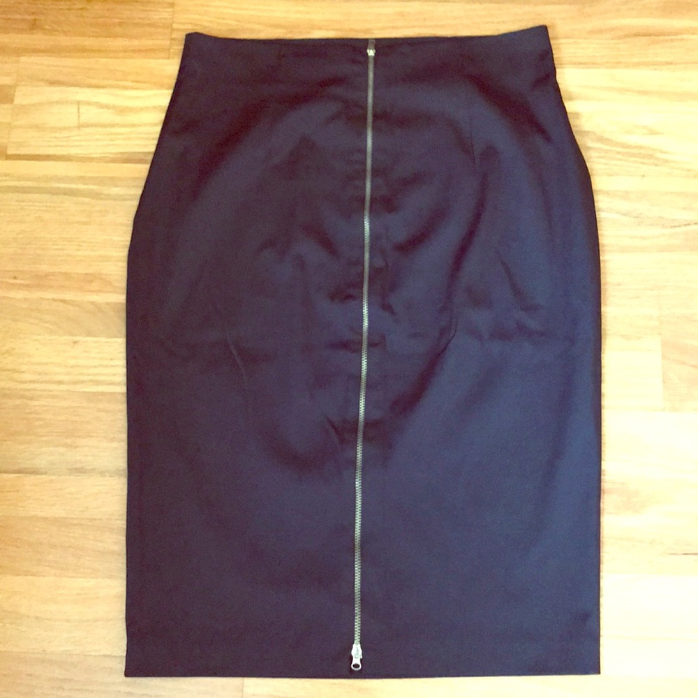 Pencil Skirt with golden double zipper.